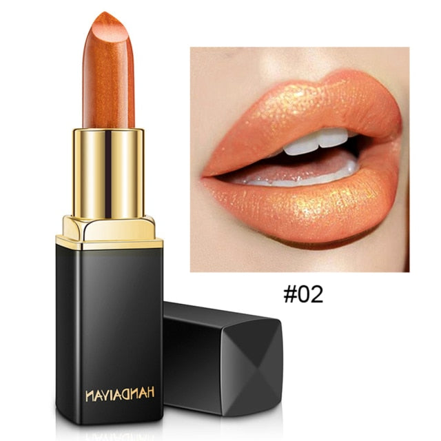 De oranje waterproof glitter lippenstift van Handaiyan. Met een afbeelding waar het resultaat te zien is op de lippen van een model.  