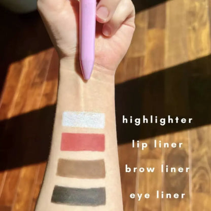 De vier makeup producten die verwerkt zitten in de 4-in-1 makeup pen worden weergegeven op een arm. Je ziet de highlighter, lipliner, wenkbrauwpen en eyeliner kleur. 