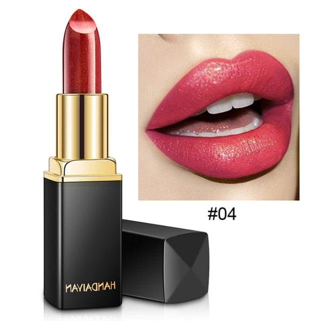 De rode waterproof glitter lippenstift van Handaiyan. Met een afbeelding waar het resultaat te zien is op de lippen van een model.  