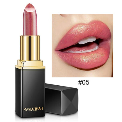 De blush waterproof glitter lippenstift van Handaiyan. Met een afbeelding waar het resultaat te zien is op de lippen van een model.  