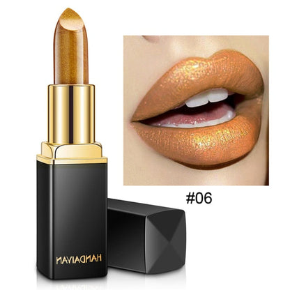 De oranje/gouden waterproof glitter lippenstift van Handaiyan. Met een afbeelding waar het resultaat te zien is op de lippen van een model.  