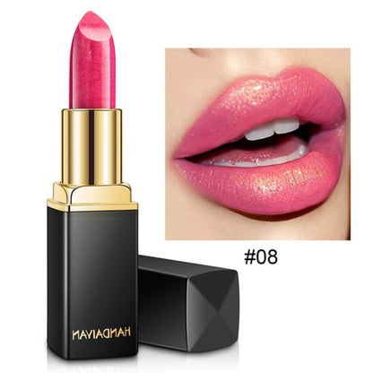 De donkerroze waterproof glitter lippenstift van Handaiyan. Met een afbeelding waar het resultaat te zien is op de lippen van een model.  