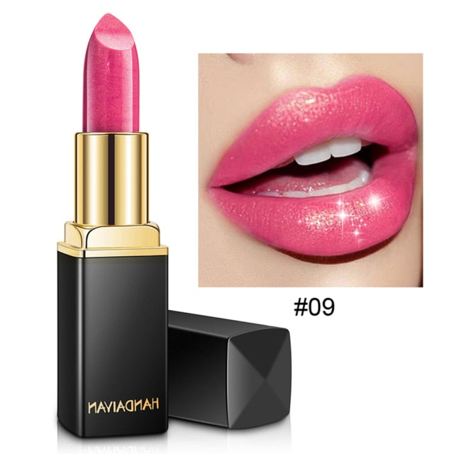 De roze waterproof glitter lippenstift van Handaiyan. Met een afbeelding waar het resultaat te zien is op de lippen van een model.  
