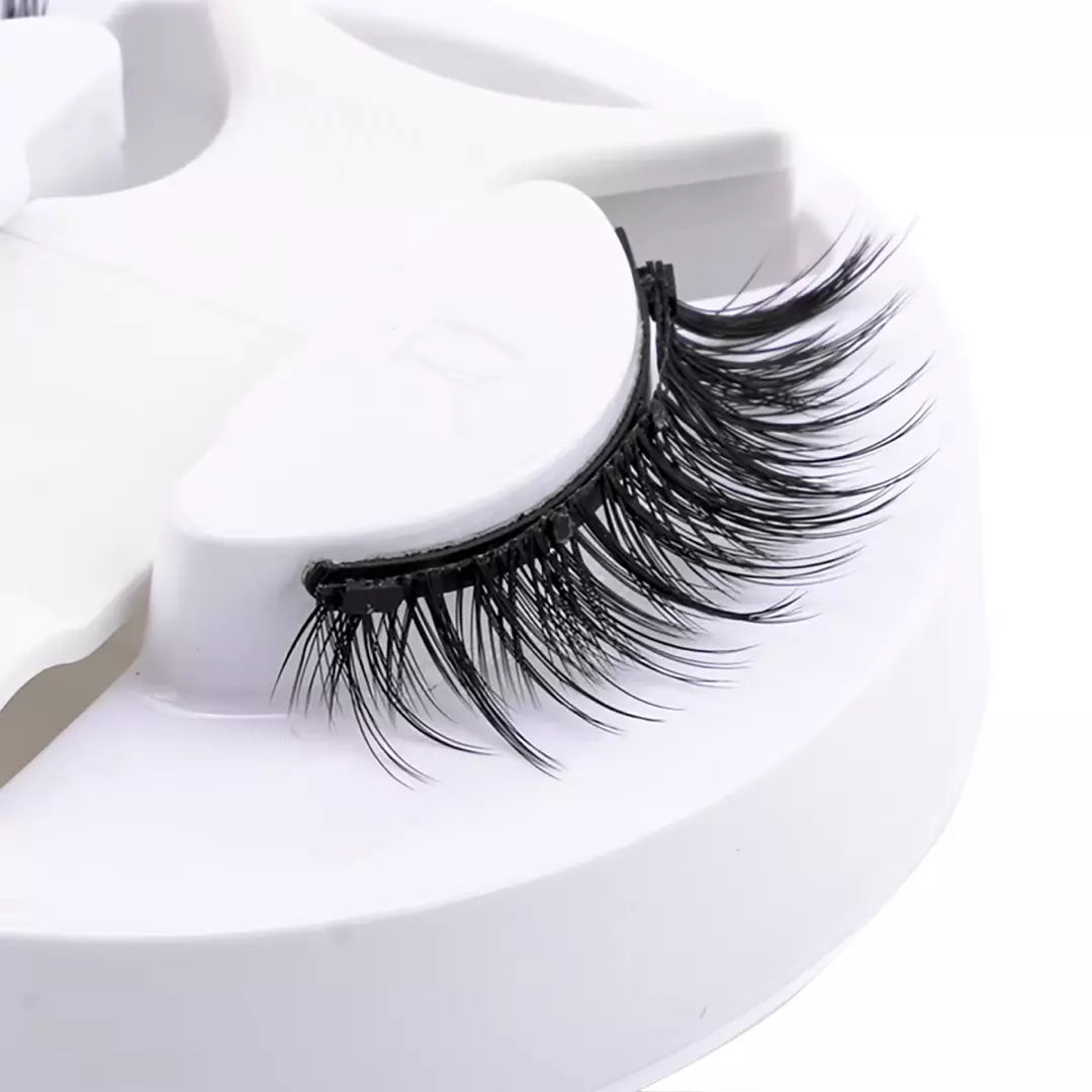 De herbruikbare magnetische wimpers met applicator. De magnetische wimpers zijn in vijf varianten verkrijgbaar. Natuurlijk, volume en glamour, foxy eyes en party girl. Bij de magnetische wimpers krijg je de applicator gratis en tijdelijk ook een 1+1 gratis actie.