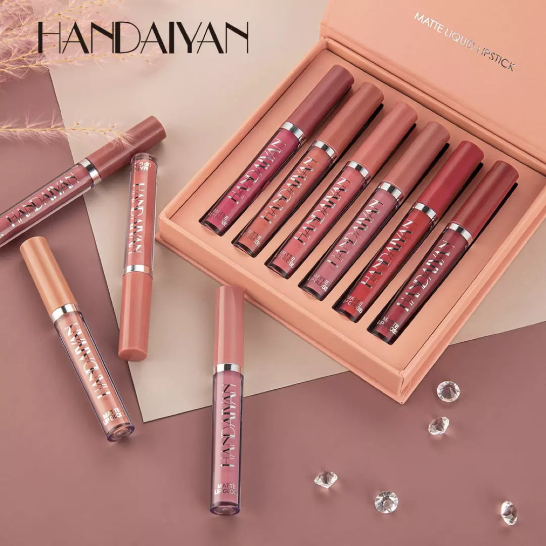 10 keer de matte lipgloss van Handaiyan wordt weergegeven. Zes kleuren zitten in een geschenkdoos, vier lippenstiften liggen er naast. 