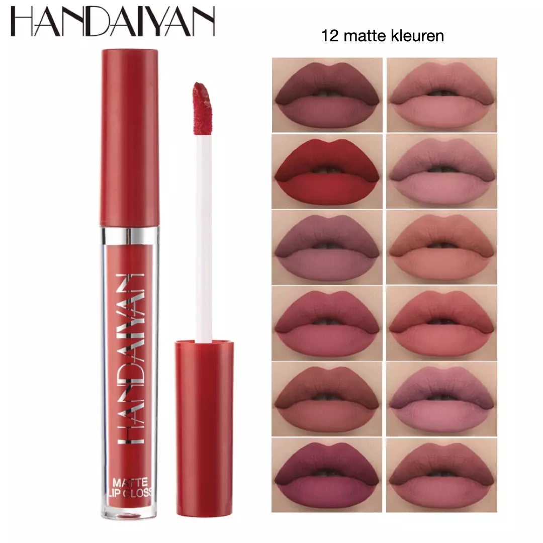 Alle 12 kleuren van de matte lipgloss opties van Handaiyan worden onder elkaar weergegeven. De rode lippenstift is uitgelicht en is te zien met en zonder dop. 