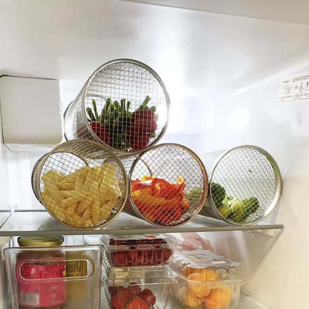 Vier BBQ Grillmanden van Roestvrijstaal liggen gevuld met groente en friet in de koelkast. 