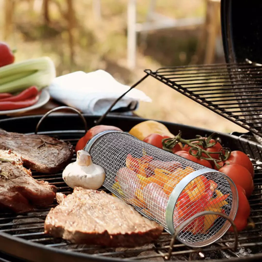 Een BBQ Grillmand van roestvrijstaal. De grillmanden zijn gevuld met groente en liggen op de BBQ.