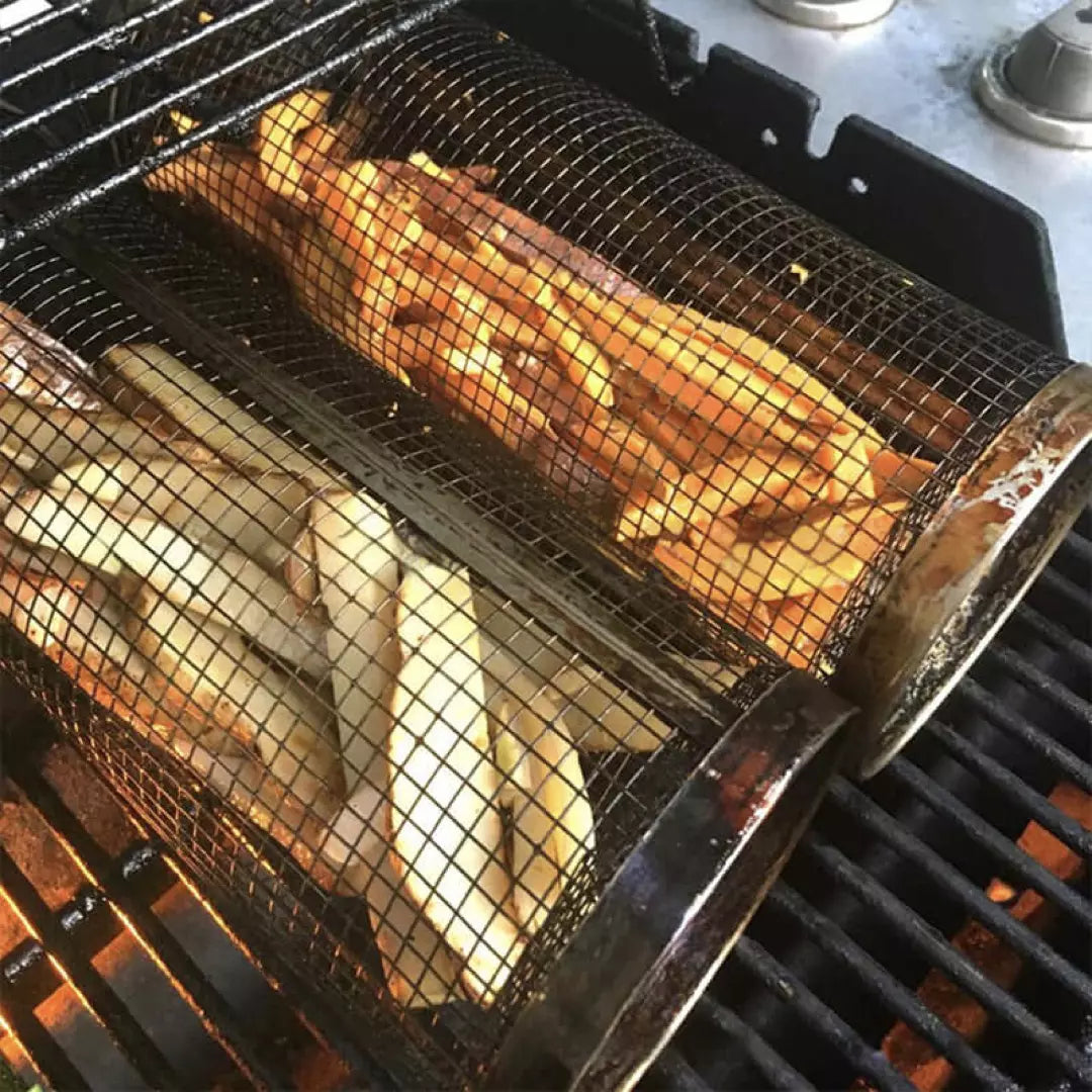 Twee BBQ Grillmanden van roestvrijstaal. De grillmanden zijn gevuld met friet en liggen op de BBQ.