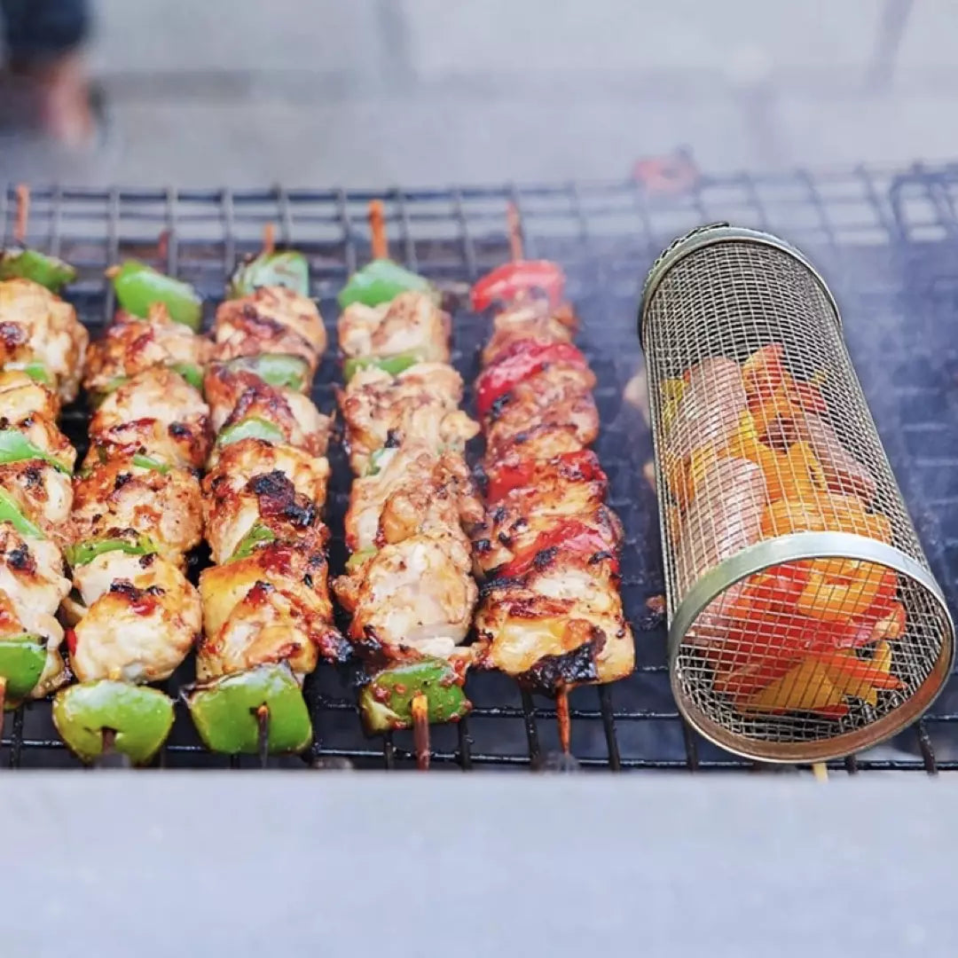 Een BBQ Grillmand van roestvrijstaal. De grillmanden zijn gevuld met groente en liggen op de BBQ.