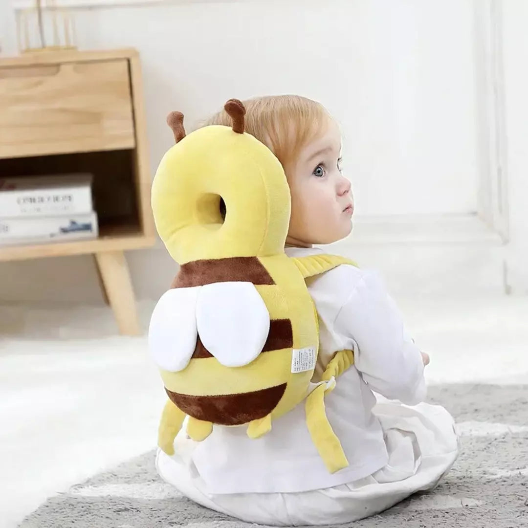 Het Baby Hoofdbeschermingkussen in de variant velvet bij. Een baby zit rechtop en draagt het valkussen. Dit baby valkussen biedt perfecte bescherming en heeft verstelbare riemen.