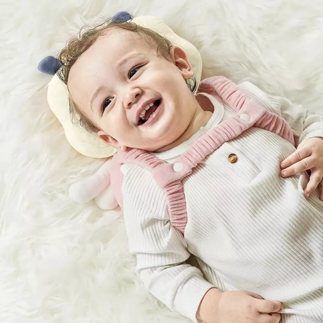 Het Baby Hoofdbeschermingkussen in de variant velvet bij. Een baby ligt en draagt het valkussen. Dit baby valkussen biedt perfecte bescherming en heeft verstelbare riemen.