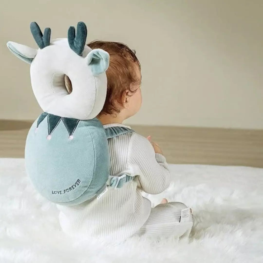 Het baby hoofdbeschermingskussen in de variant velvet rendier wordt gedragen door een jongetje. Hij staat rechtop en draagt het valkussen op zijn rug. Dit baby valkussen biedt perfecte bescherming en heeft verstelbare riemen.