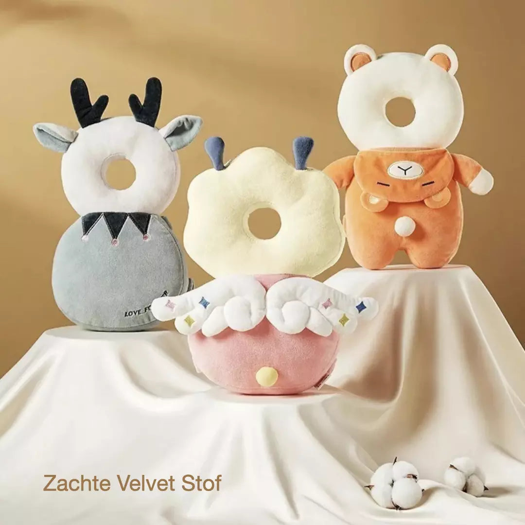 Drie velvet varianten van het baby hoofdbeschermingskussen staan naast elkaar. Het rendier, de elf en de beer. De valkussens zijn verkrijgbaar in nog meer varianten. Dit baby valkussen biedt perfecte bescherming en heeft verstelbare riemen.
