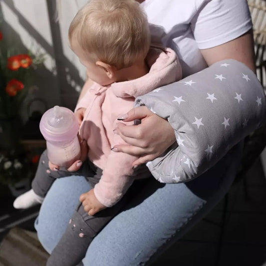 Voedingskussen Arm Baby in het grijs met een sterrenprint. Perfect voedingskussen voor onderweg.