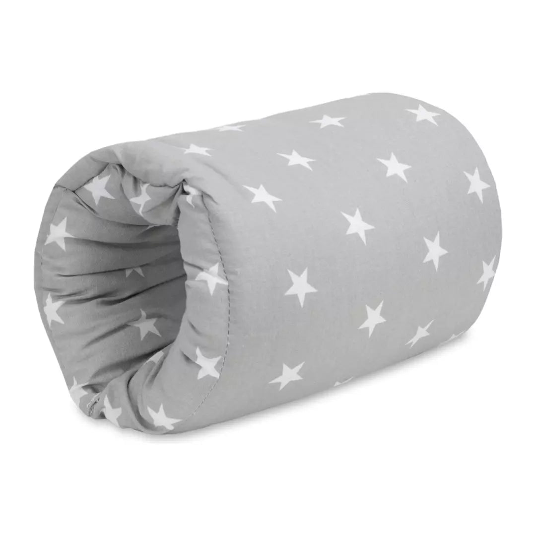 Voedingskussen Arm Baby in het grijs met een sterrenprint. Perfect voedingskussen voor onderweg.