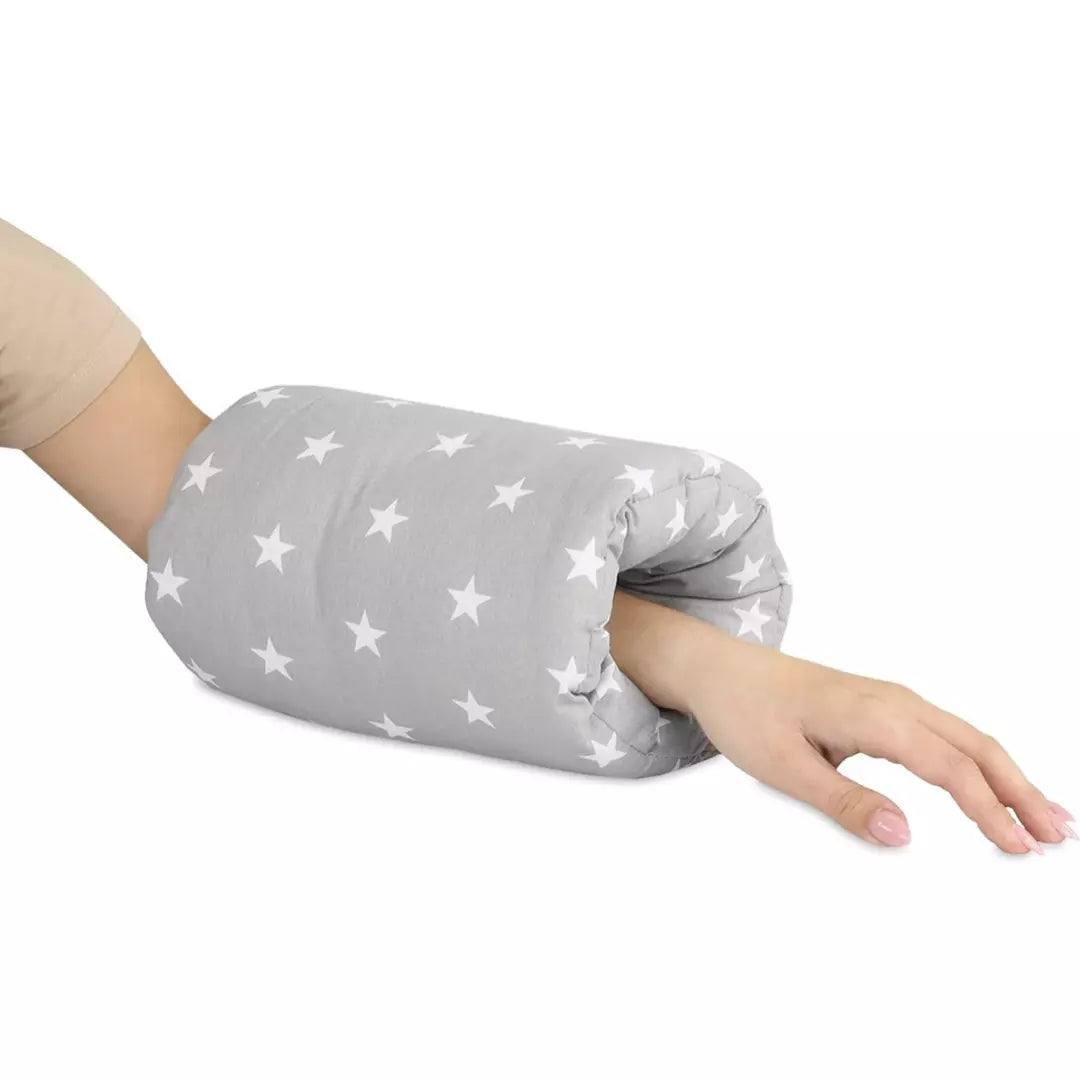 Voedingskussen Arm Baby in het grijs met een sterrenprint. Perfect voedingskussen voor onderweg.