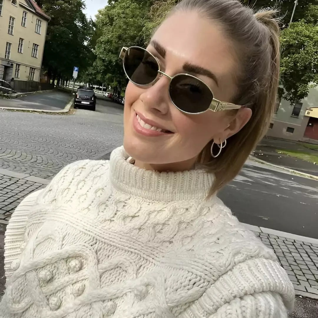 De Celine Zonnebril Dupe in de kleur zwart en goud. De perfecte festival zonnebril met een vintage en eigentijdse zonnebril look.