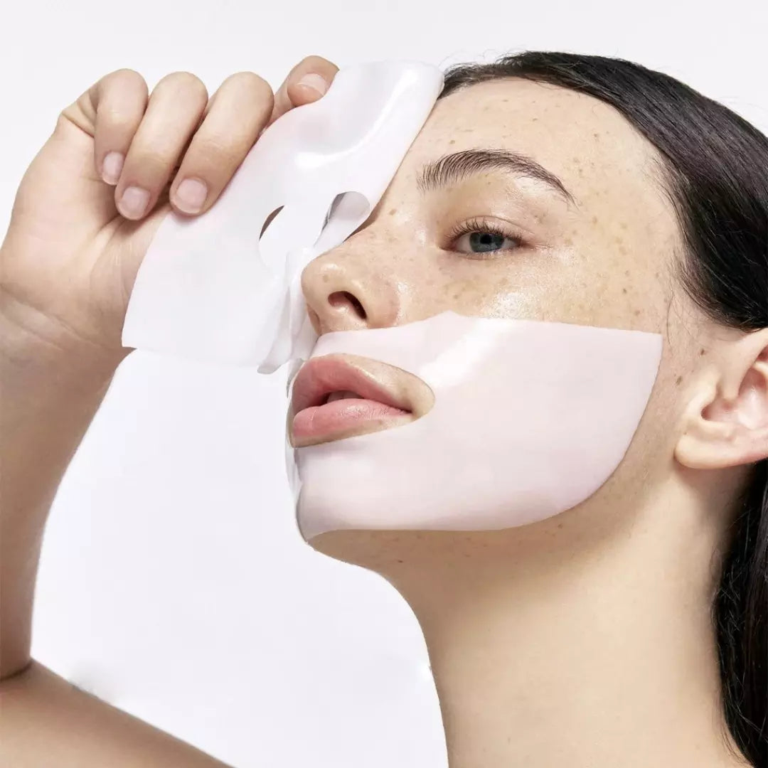 Het biologische collageen gezichtsmasker. Diep hydraterend en verstevigend voor alle huidtypen - Collageen gezichtsmasker. Het gezichtsmasker wordt gedragen door een dame.
