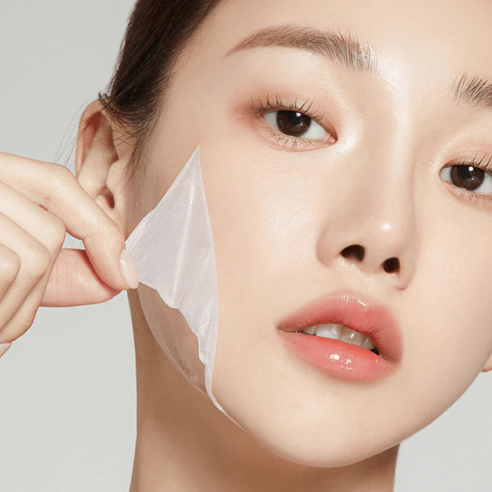 Overnight collageen nachtmasker voor een stevige, gehydrateerde huid. Dit Overnight Wrapping Masker is een ware TikTok trend en perfect om je huid te hydrateren. Een dame laat zien hoe ze het overnight peel off masker eraf haalt.