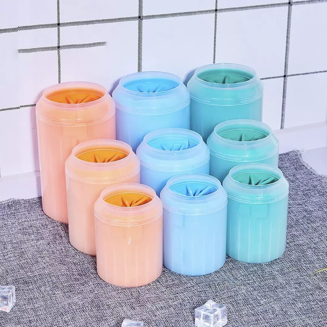 De verschillende formaten en kleuren van de draagbare poten reiniger. De poten reiniger in de kleur oranje, blauw en groen.
