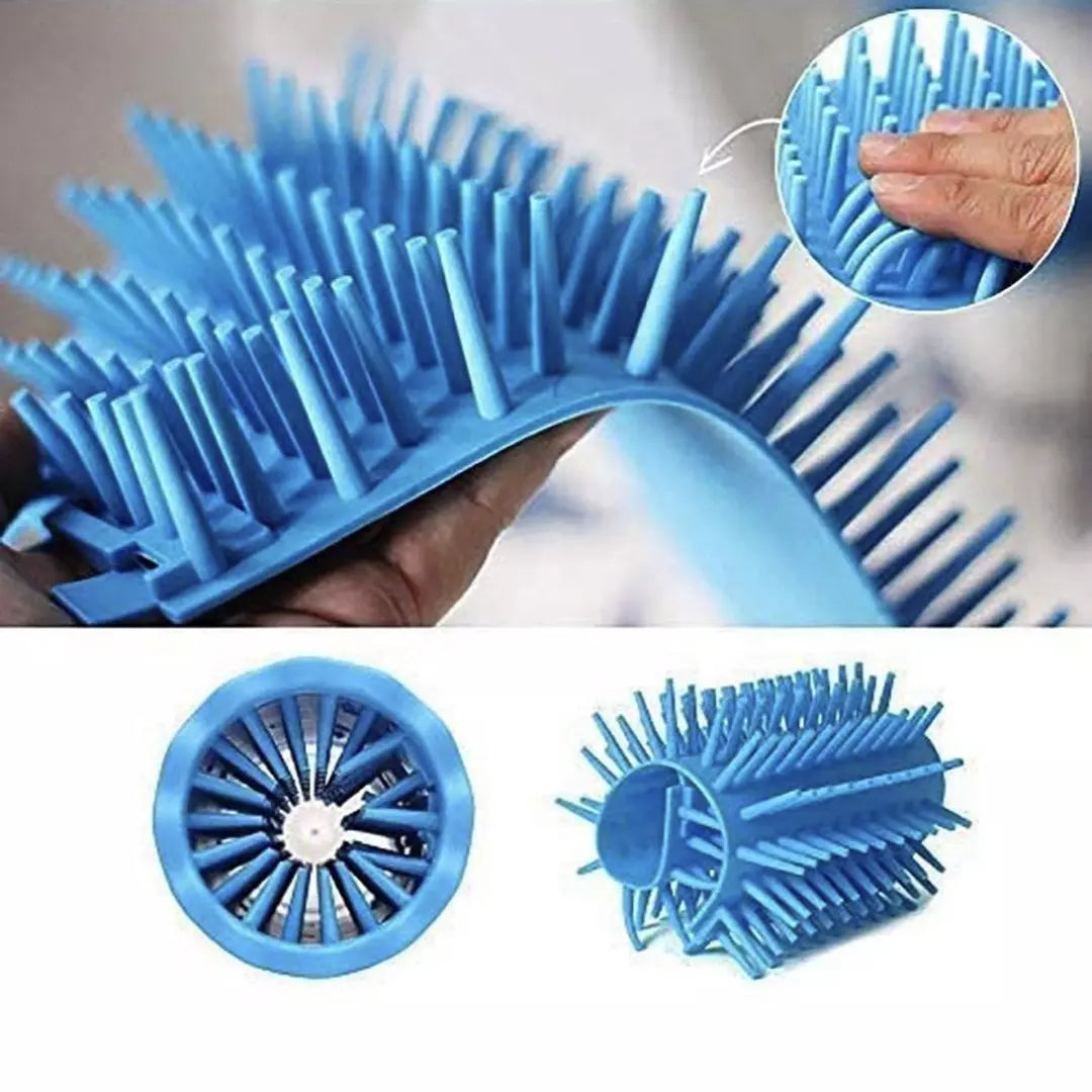 De zacht siliconen haartjes van de draagbare poten reiniger. De draagbare potenreiniger is te zien in de kleur blauw.