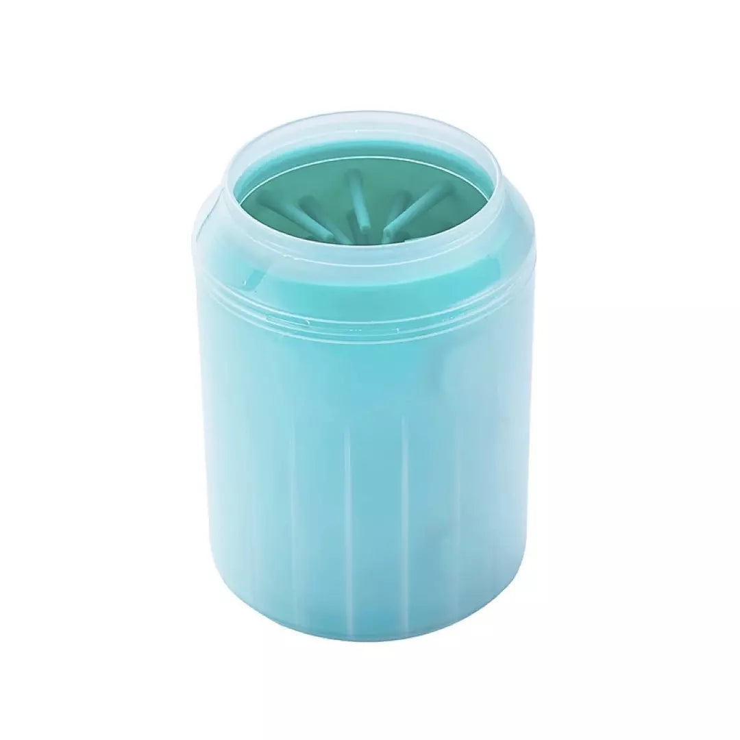 De draagbare poten reiniger in de kleur groen. Een hond heeft zijn poot in de draagbare poten reiniger.