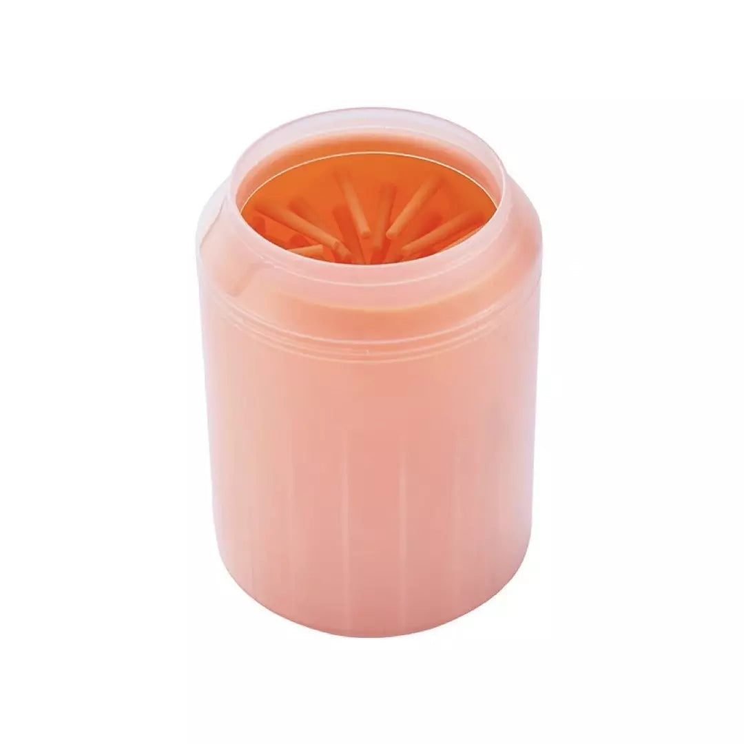De draagbare poten reiniger in de kleur oranje. Een hond heeft zijn poot in de draagbare poten reiniger.