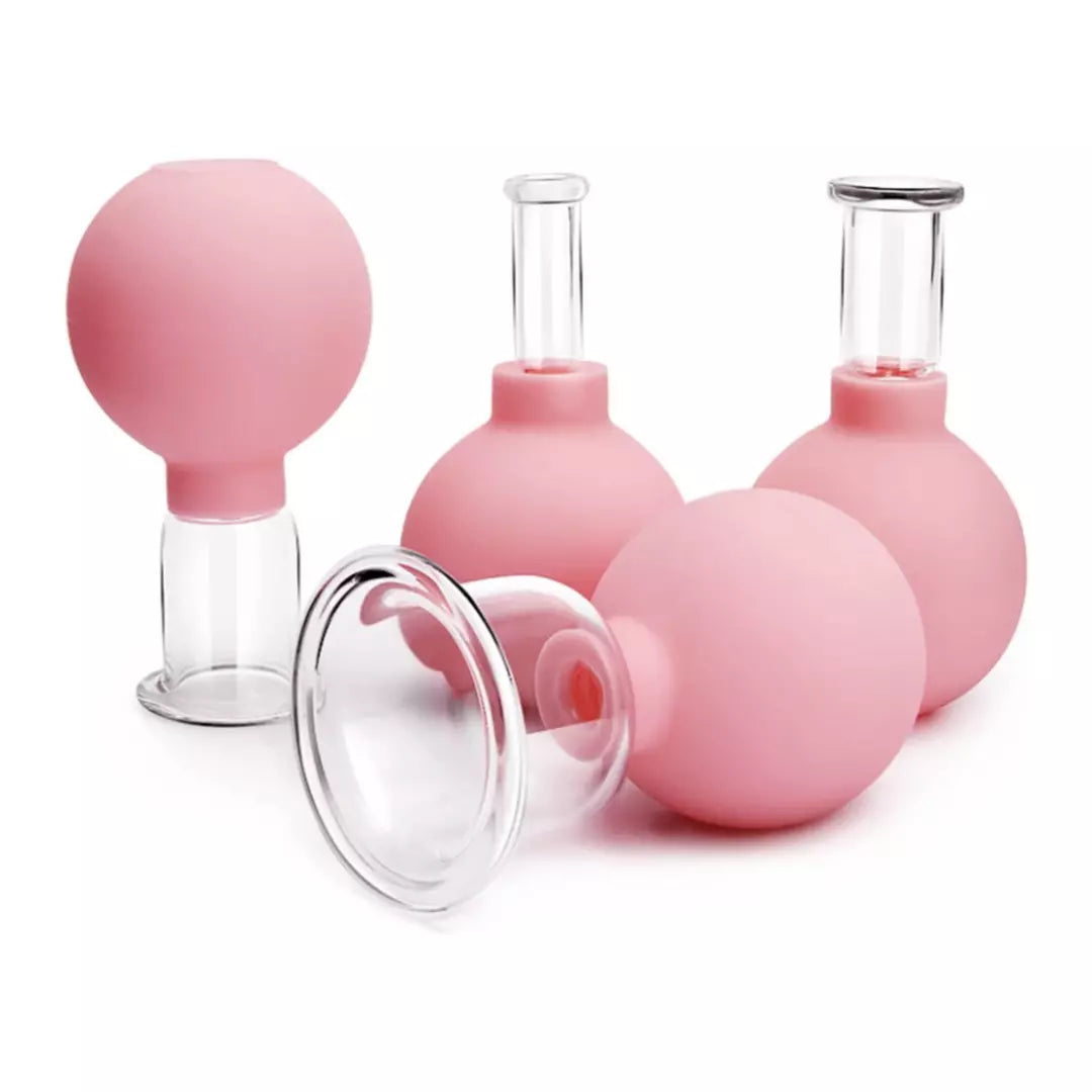 De Facial Cupping Set in de kleur roze. Facial cupping stimuleert de gezondheid van je huid en vermindert fijne lijntjes en rimpels.