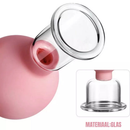De Facial Cupping Set in de kleur roze. Facial cupping stimuleert de gezondheid van je huid en vermindert fijne lijntjes en rimpels. Het materiaal van de facial cupping set is gemaakt van glas. 