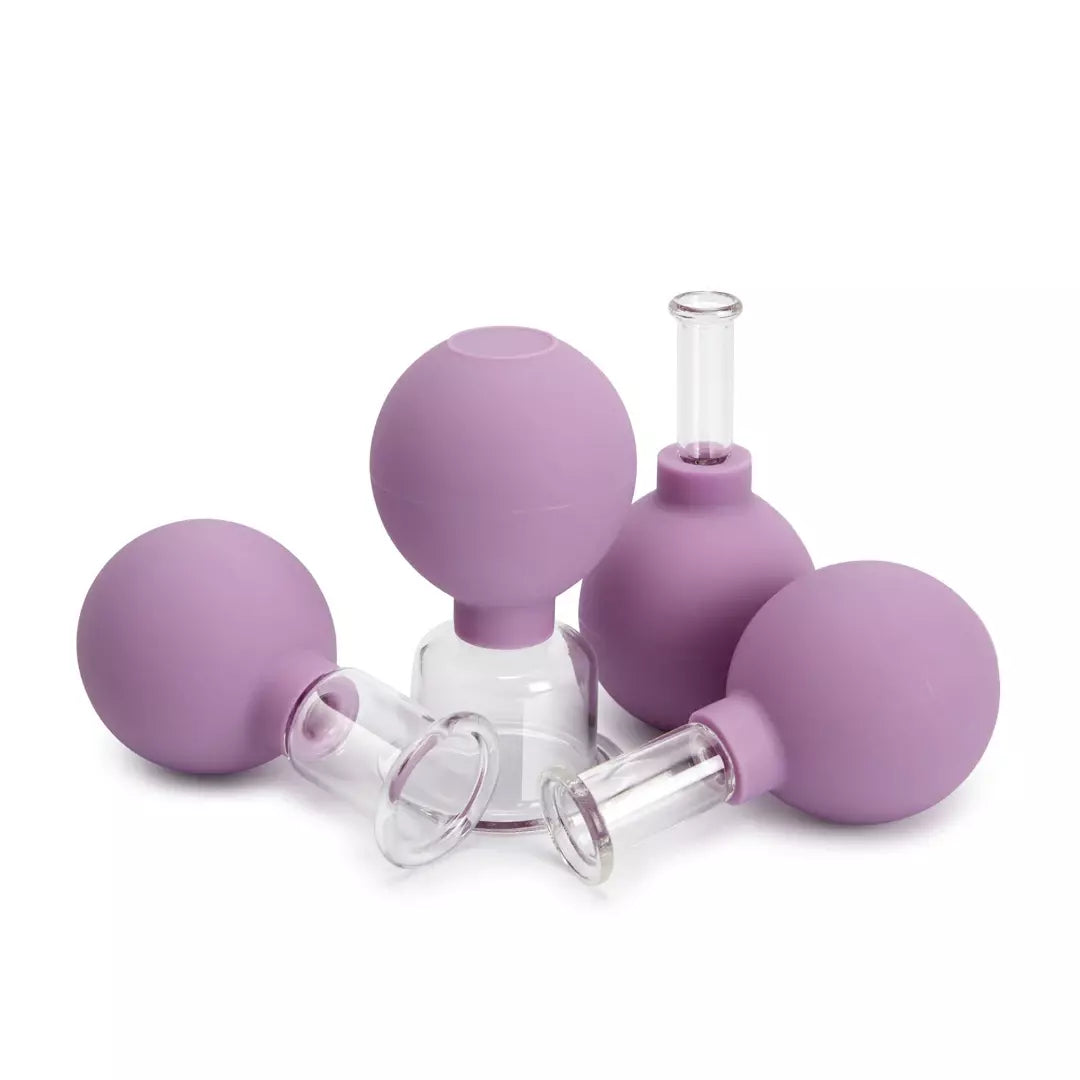 De Facial Cupping Set in de kleur paars. Facial cupping stimuleert de gezondheid van je huid en vermindert fijne lijntjes en rimpels.