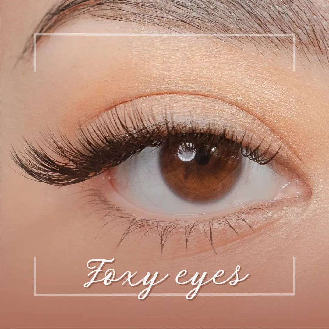 Dit is de Foxy Eyes variant van onze Magnetische Wimpers. Cat eye wimpers die de ogen liften en verlengen. Onze magnetische wimpers zijn in vijf stijlen te verkrijgen en we hebben tijdelijk een 1+1 gratis actie. Daarnaast krijg je de applicator voor de magnetische wimpers er ook gratis bij.