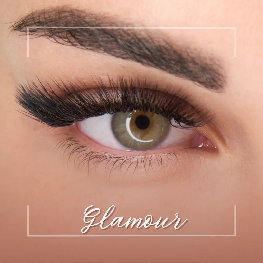Dit is de Glamour variant van onze Magnetische Wimpers, voorheen de glamour variant. Lange en volle wimpers voor een glamoureuze look. Onze magnetische wimpers zijn in vijf stijlen te verkrijgen en we hebben tijdelijk een 1+1 gratis actie. Daarnaast krijg je de applicator voor de magnetische wimpers er ook gratis bij.