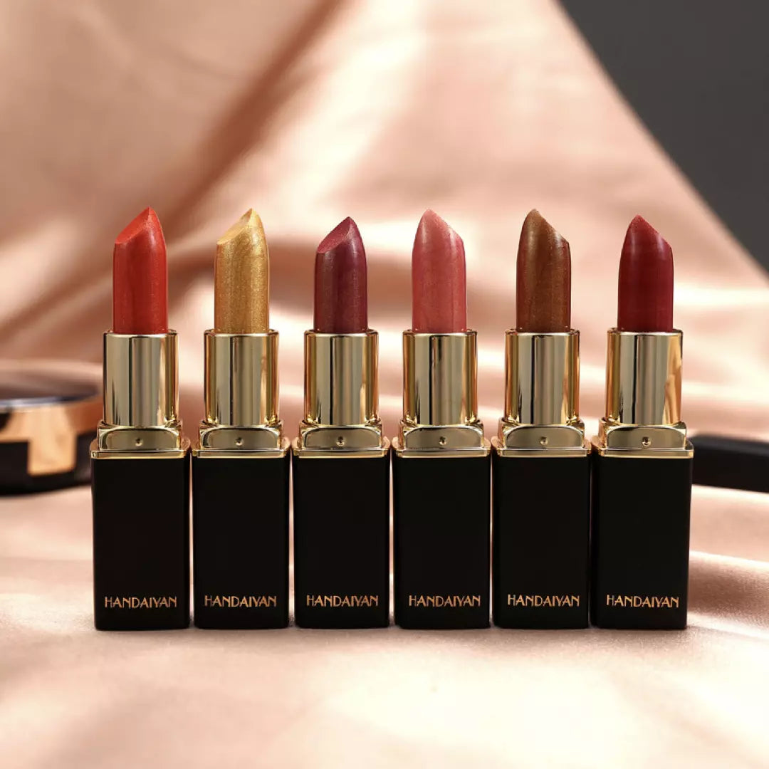 6 kleuren van de waterproof glitter lippenstift van Handaiyan staan naast elkaar weergegeven, zonder dop. Oranje, goud, roze, blush, goud en rood.