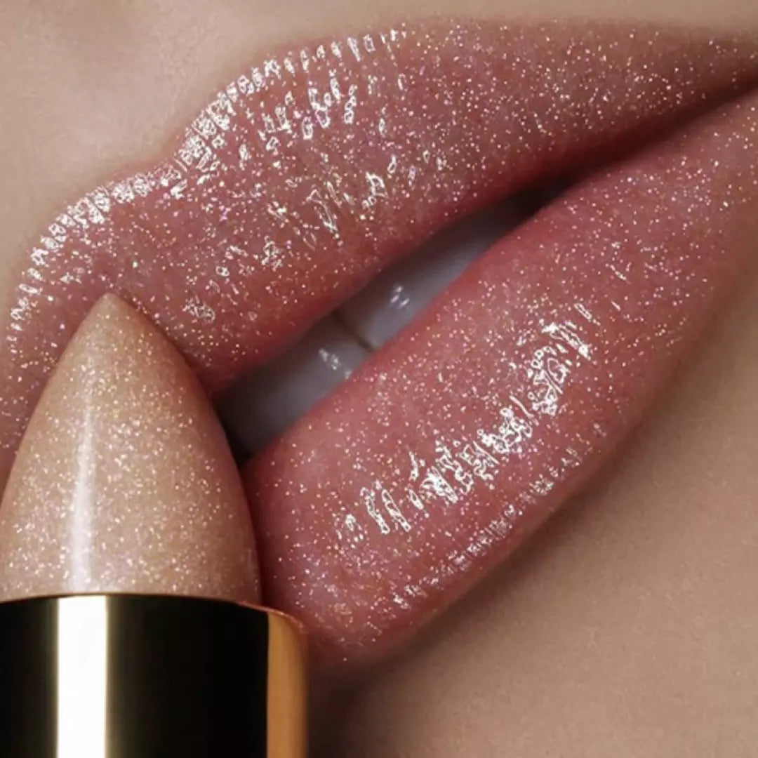 Een ingezoomde foto van lippen waar de gouden waterproof lippenstift van Handaiyan op aangebracht is.