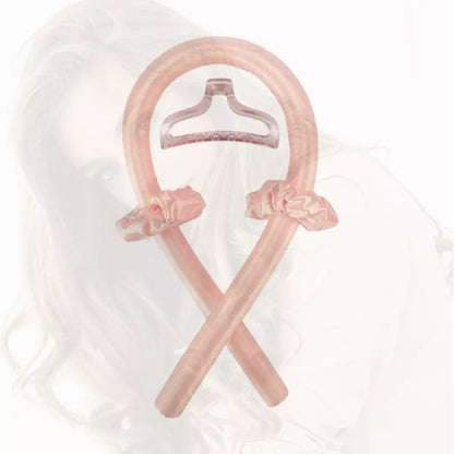 De blush kleurige HeatFree Curler haarband wordt weergegeven, inclusief een grote haarklip en twee scrunchies. Met deze haarband creëer je de perfecte krullen zonder hitte.