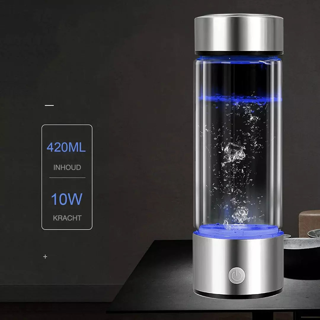 De zilveren HydroRefresh waterstof fles 2.0 heeft een inhoud van 420ml en een kracht van 10 watt. De waterfles is gevuld en de functionaliteit van de hydrogenen waterstof fles staat aan. 