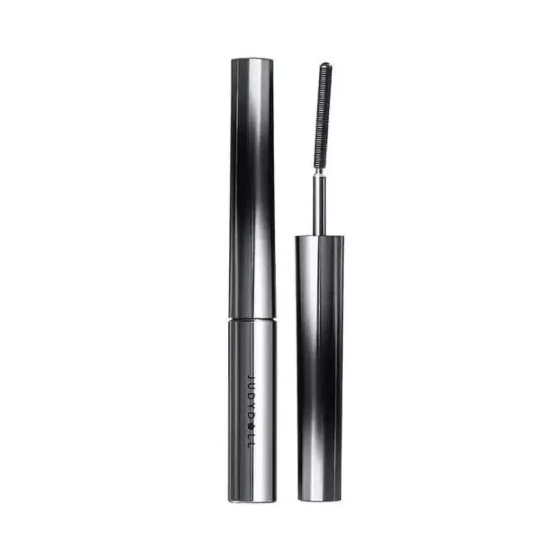 De Judydoll mascara met metalen borsteltje. De metalen mascara borstel heeft geen haartjes, maar dunne groefjes. Hierdoor bereikt de mascara iedere wimper afzonderlijk, voor een geweldig resultaat.