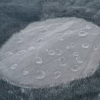 De waterdichte werking van onze Love Blanked liefdesdeken wordt geshowd. De grijse Love Blanket is te zien. 