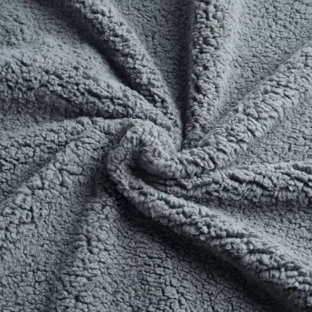 Een ingezoomd shot van onze grijze Love Blanket. De zachte en comfortabele liefdesdeken die ook nog eens waterdicht en wasbaar is. 