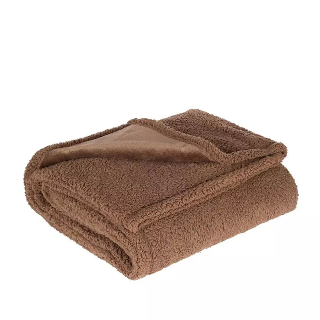 De Love Blanket Liefdesdeken in het bruin. Comfortabele Love Blanket Nederland - zacht, wasbaar en waterdicht.