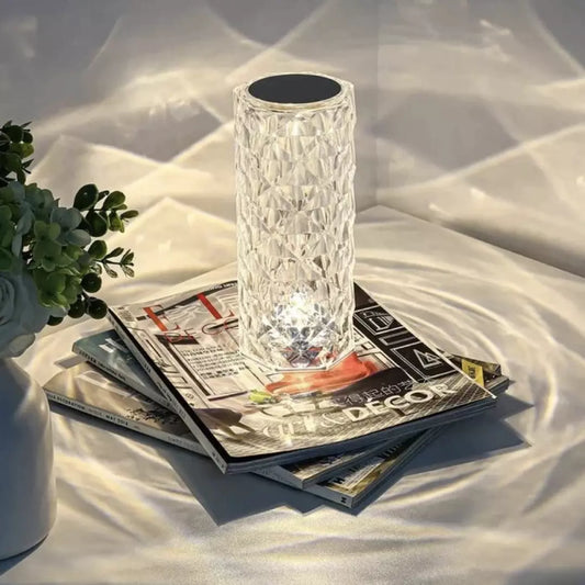 De Luminique Led Kristal Lamp staat aan en laat een mooie heldere lichtkleur zien.