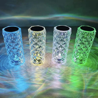 Vier Luminique Led Kristal Lampen staan naast elkaar. De led kristal lamp in de kleur blauw, geel, zilver en groen. 