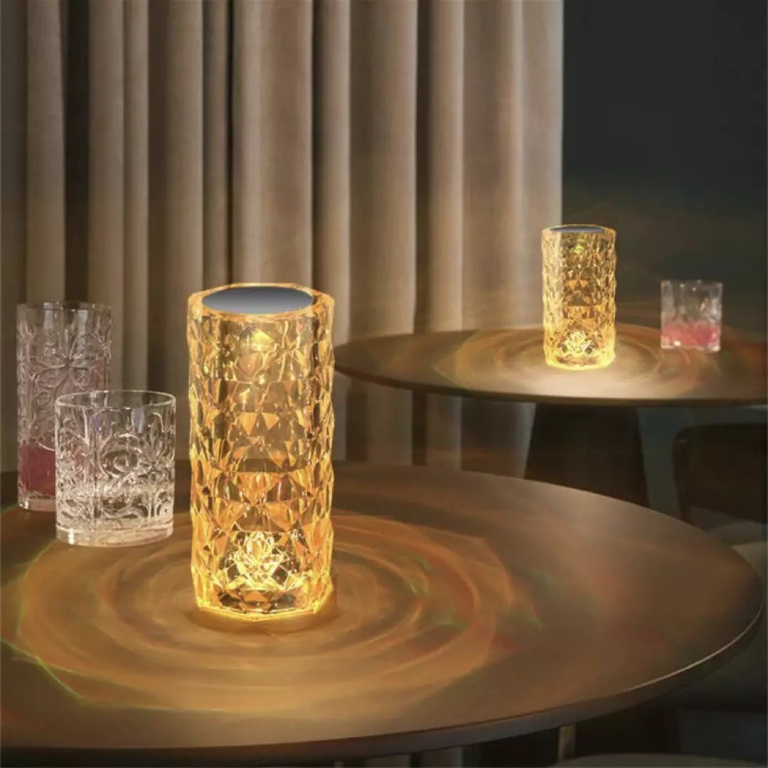 De Luminique Led Kristal Lamp staat aan en laat een mooie warme lichtkleur zien. 