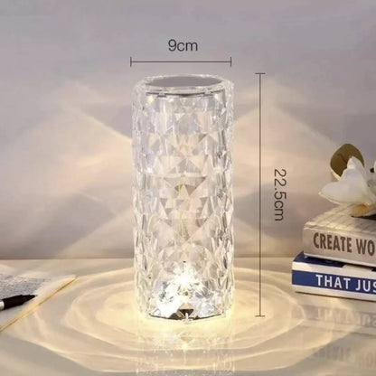 De Luminique Led Kristal Lamp staat aan en laat een mooie heldere lichtkleur zien. De afmetingen van de led kristal lamp worden weergegeven. De led kristal lamp is 22,5 cm hoog en 9 cm breed.