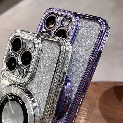 De paarse en zilveren magnetische glitter iphone hoes wordt vastgehouden door een dame. De achterkant van de magnetische glitter iphone hoes is te zien.