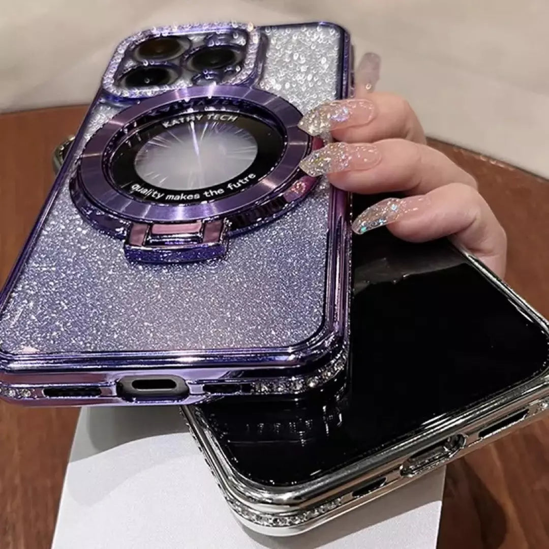 De paarse en zwarte magnetische glitter iphone hoes wordt vastgehouden door een dame. De achterkant van de magnetische glitter iphone hoes is te zien.