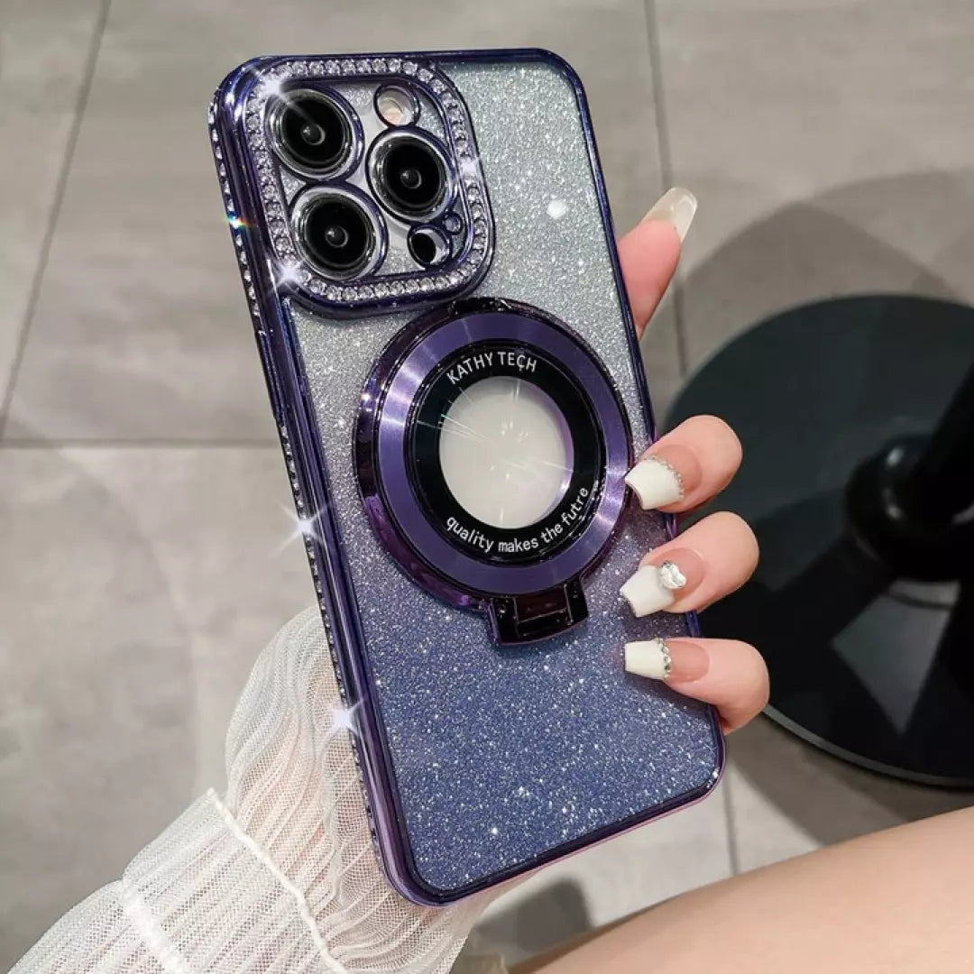 De paarse magnetische glitter iphone hoes wordt vastgehouden door een dame. De achterkant van de magnetische glitter iphone hoes is te zien.