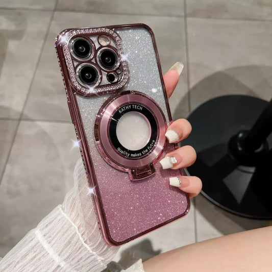 De roze magnetische glitter iphone hoes wordt vastgehouden door een dame. De achterkant van de magnetische glitter iphone hoes is te zien.