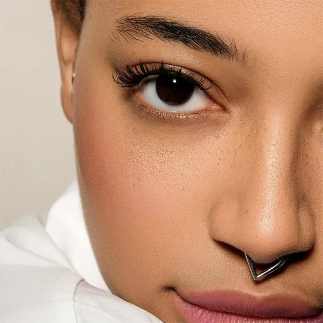 De herbruikbare magnetische wimpers met applicator. De magnetische wimpers zijn in vijf varianten verkrijgbaar. Natuurlijk, volume en glamour, foxy eyes en party girl. Bij de magnetische wimpers krijg je de applicator gratis en tijdelijk ook een 1+1 gratis actie.